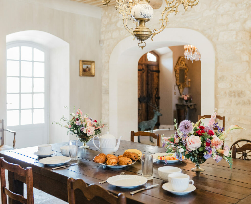 Table de petit-déjeuner dans un domaine d’exception en Provence
