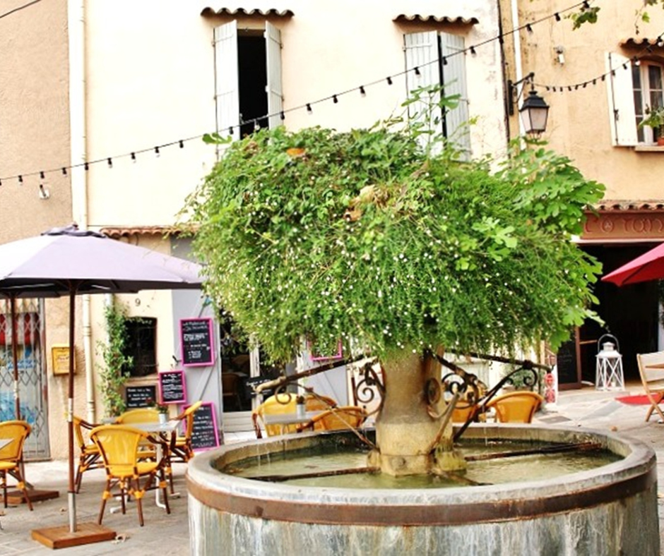 Place du village en Provence 